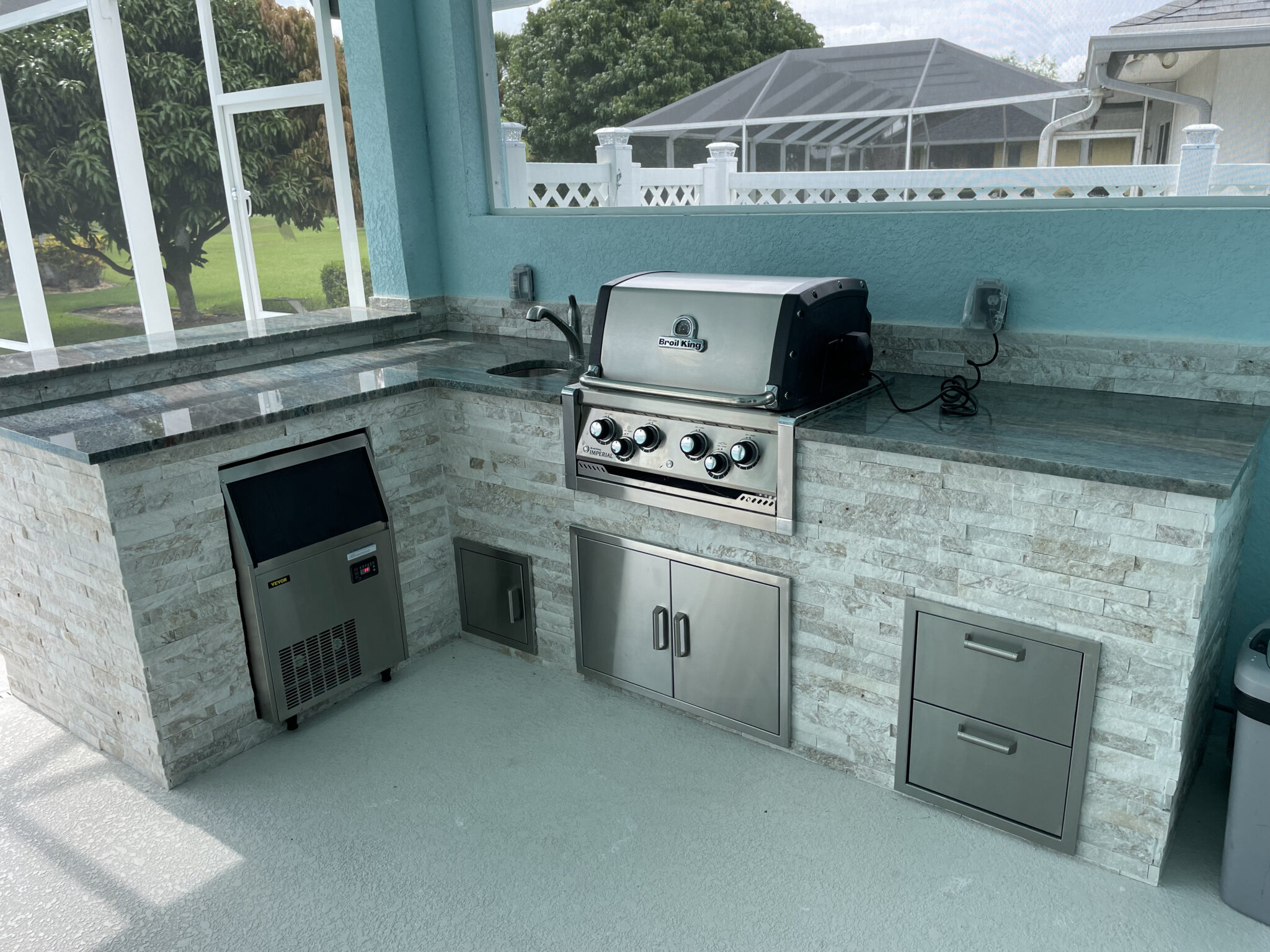 Outdoor-kitchen-granite-countertop